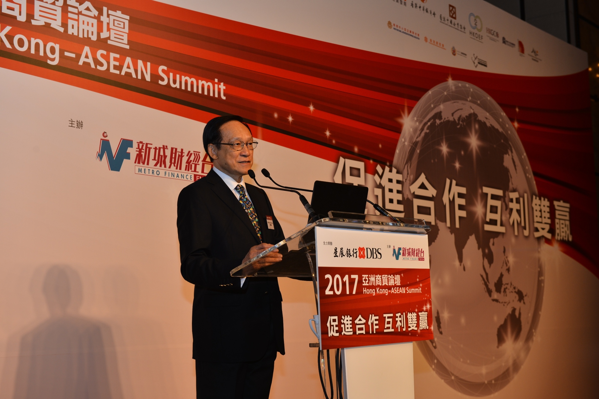 Photo 4: Professor Edward Chen, Chairman of HKU School of Professional and Continuing Education, then shared his views on how Hong Kong can promote the interoperability of Asian countries and the Belt and Road initiative in his opening speech.